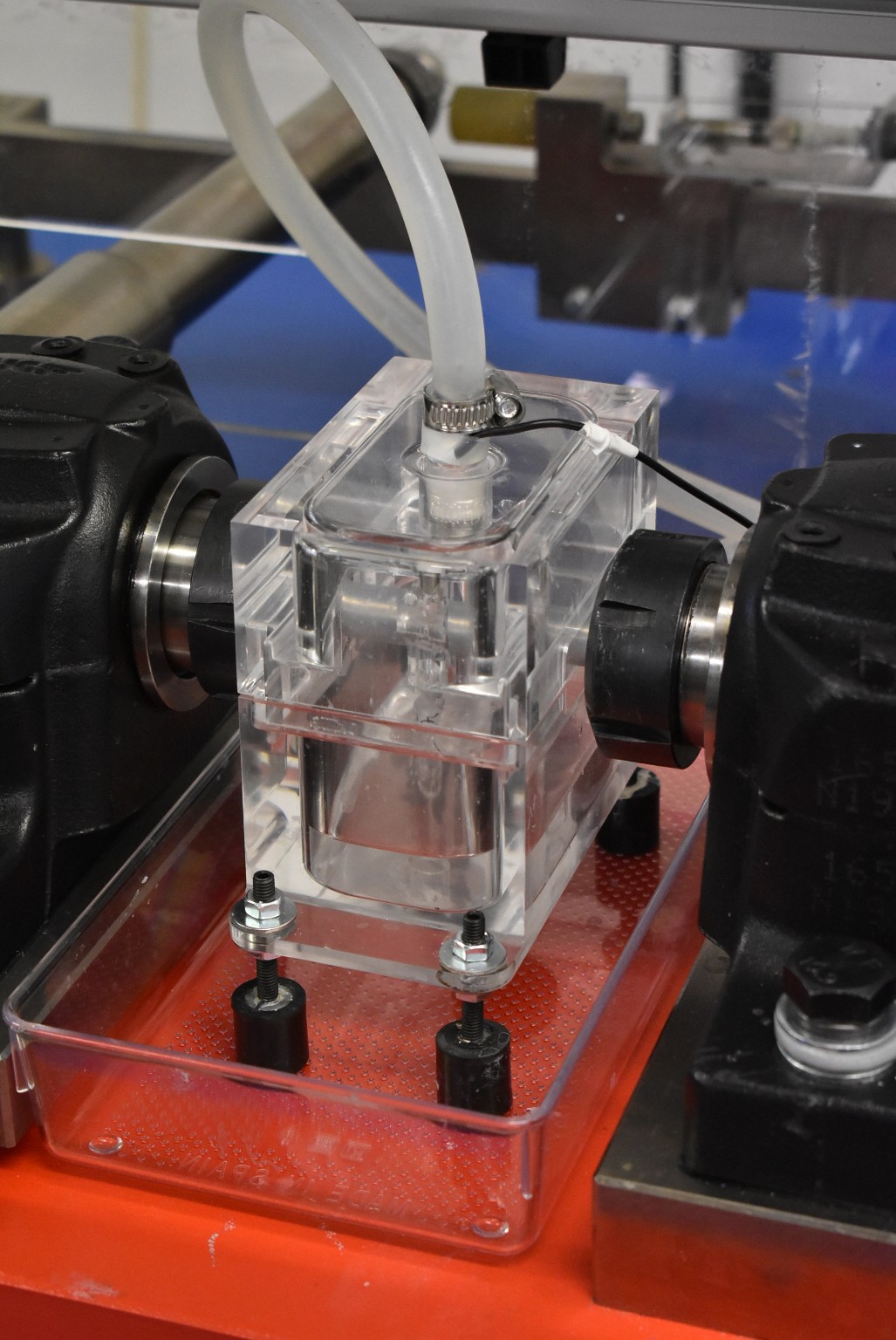 Celda electroquímica de CIMa instalada en la máquina de fatiga por flexión rotativa