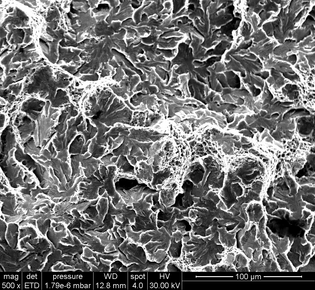 Imagen SEM de fractura frágil con clivaje en una probeta fragilizada por hidrógeno in situ con la celda electroquímica