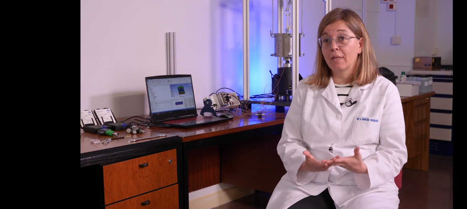 María José García Tárrago en el laboratorio de CIMa junto al prototipo de ensayos dinámicos