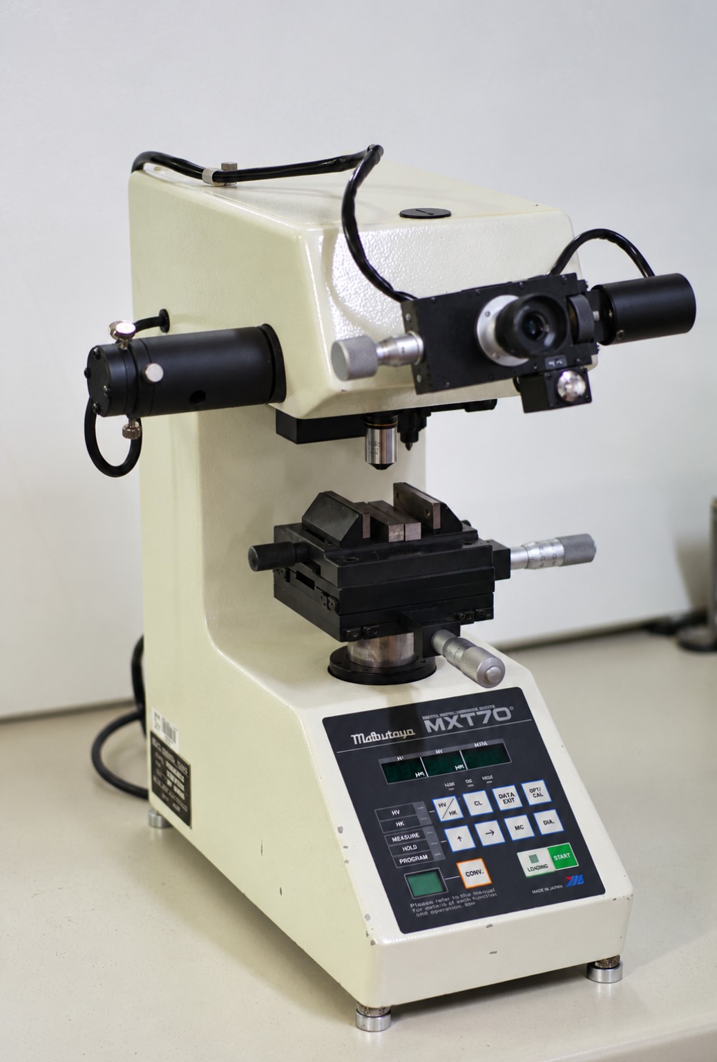 Microdurómetro Matsuzawa MXT 70 para ensayos Vickers y Knoop
