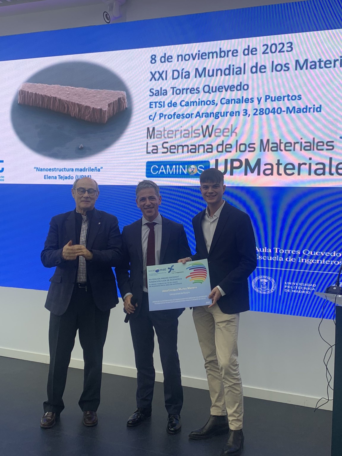 José Enrique Muñoz Manero, a la derecha, durante la entrega del Premio TFG SOCIEMAT en 2023