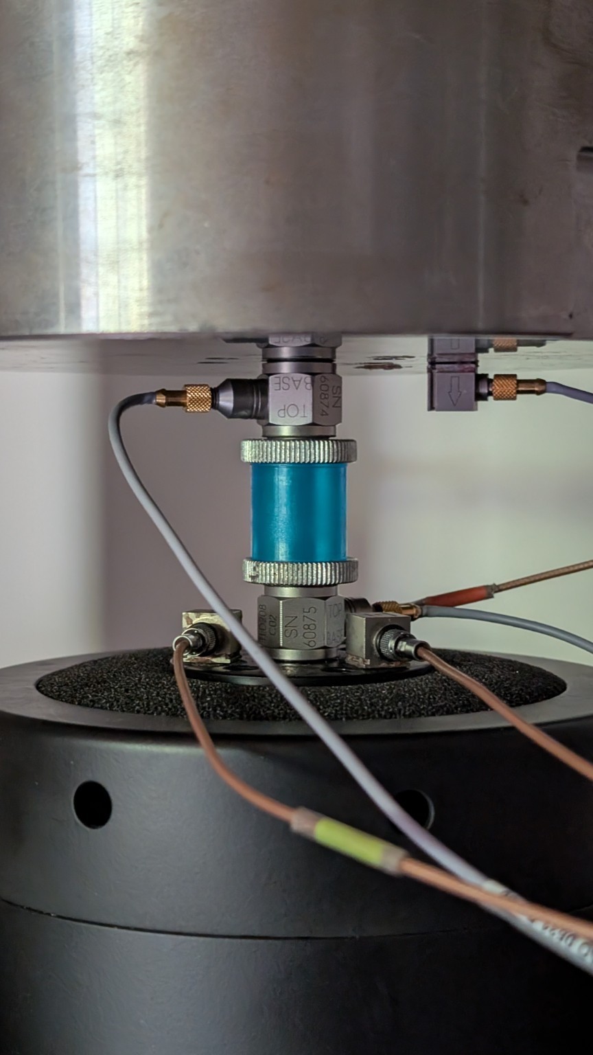 Probeta azul instalada en el prototipo de alta frecuencia de CIMa